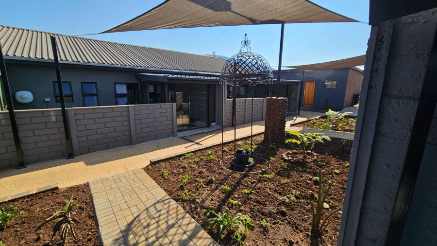 To Let 1 Bedroom Property for Rent in Melodie North West